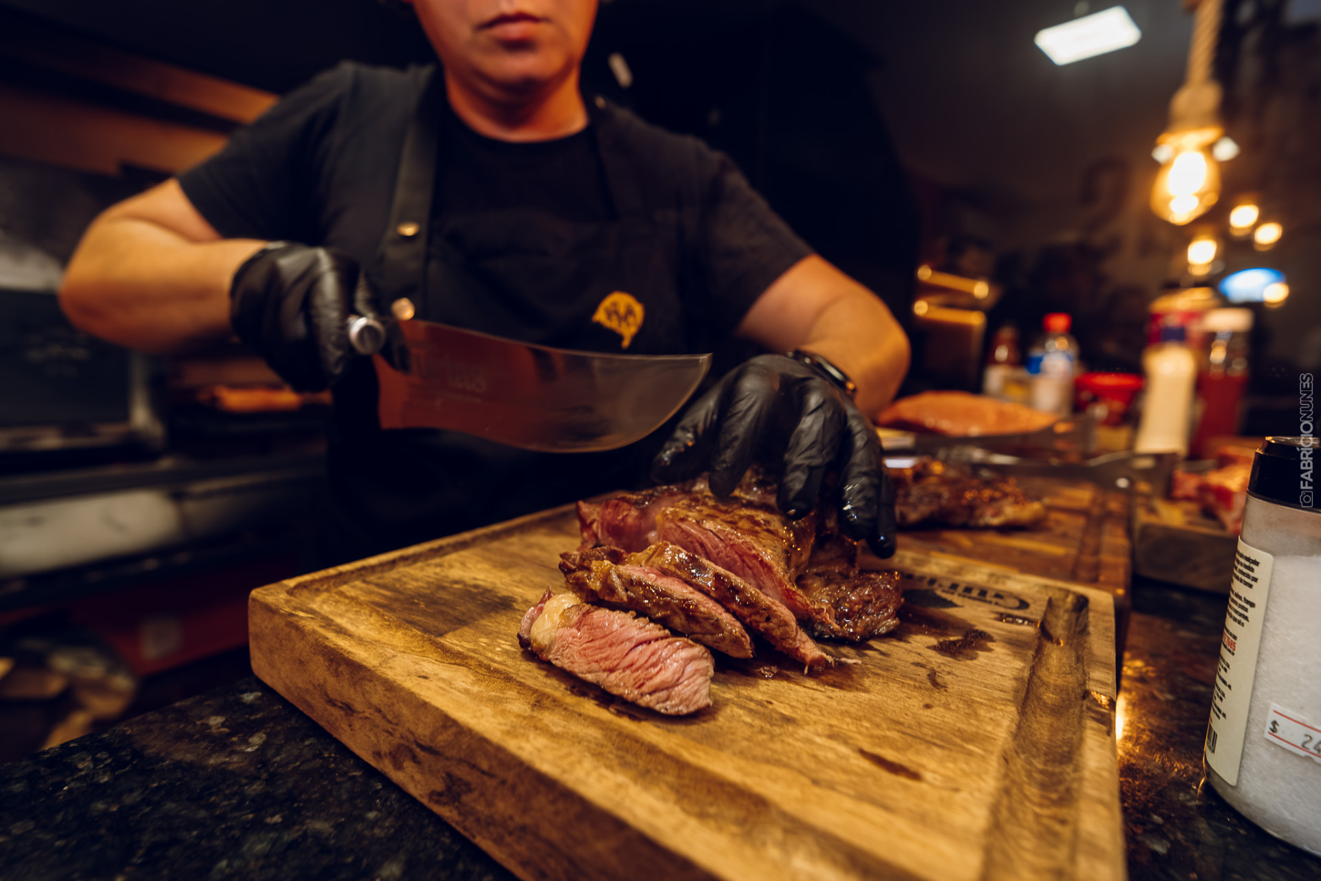 Chef fatiando corte premium